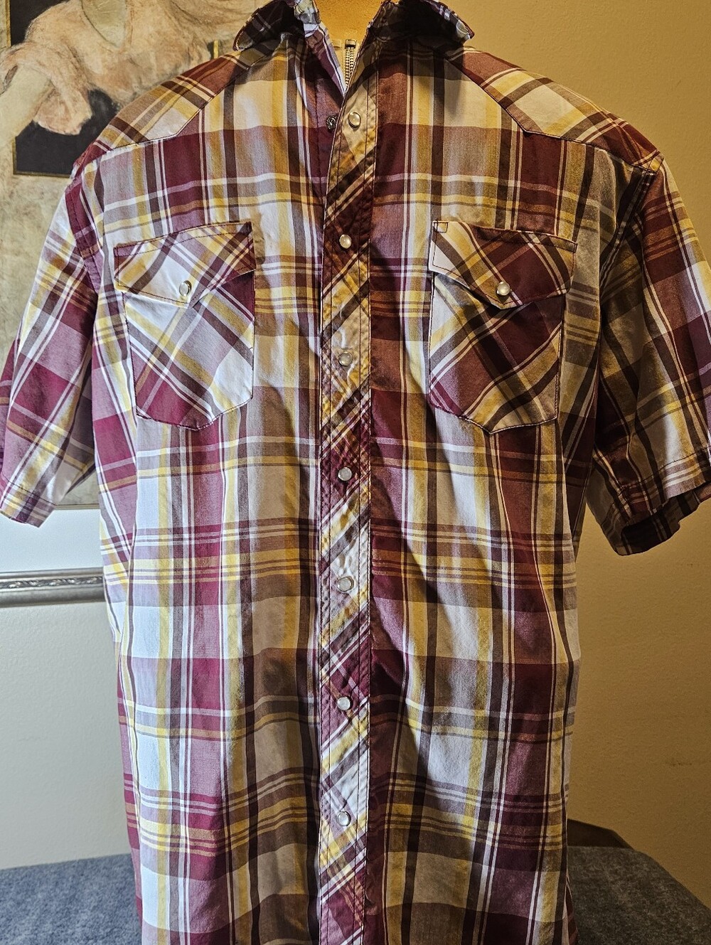 Men's Short-Sleeve Plaid Button-Up Shirt by Wrangler. Size L